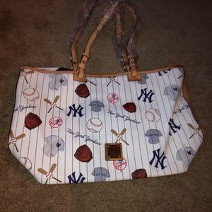 Dooney & Bourke Bags - Dooney & Bourke New York Yankees Tote New Dooney & Bourke Bags - Dooney & Bourke New York Yankees Tote New